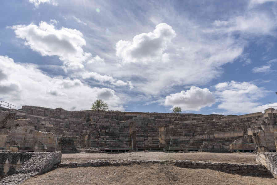 Cuenca - Saelices - parque arqueológico de Segóbriga 06 - Teatro.jpg